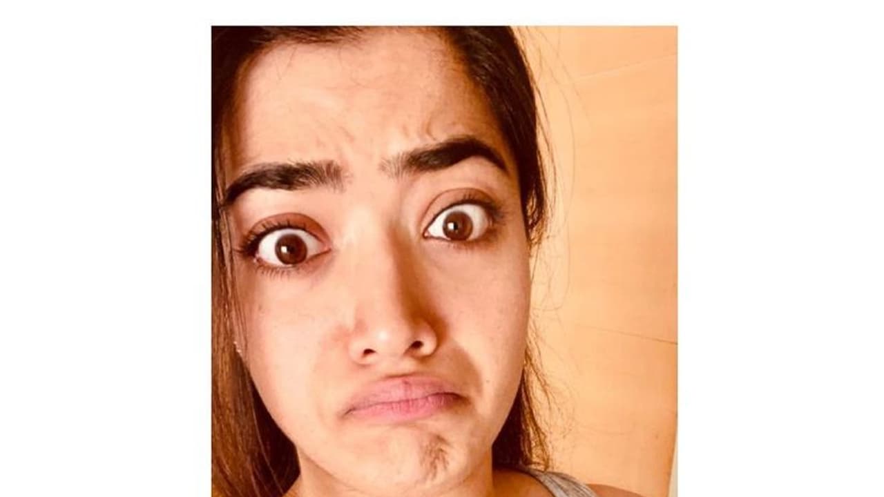 మాస్క్ మరచి పబ్లిక్ లోకి వచ్చిన రష్మిక... తప్పు తెలుసుకొని! మాస్క్ మరచి పబ్లిక్ లోకి వచ్చిన రష్మిక... తప్పు తెలుసుకొని!