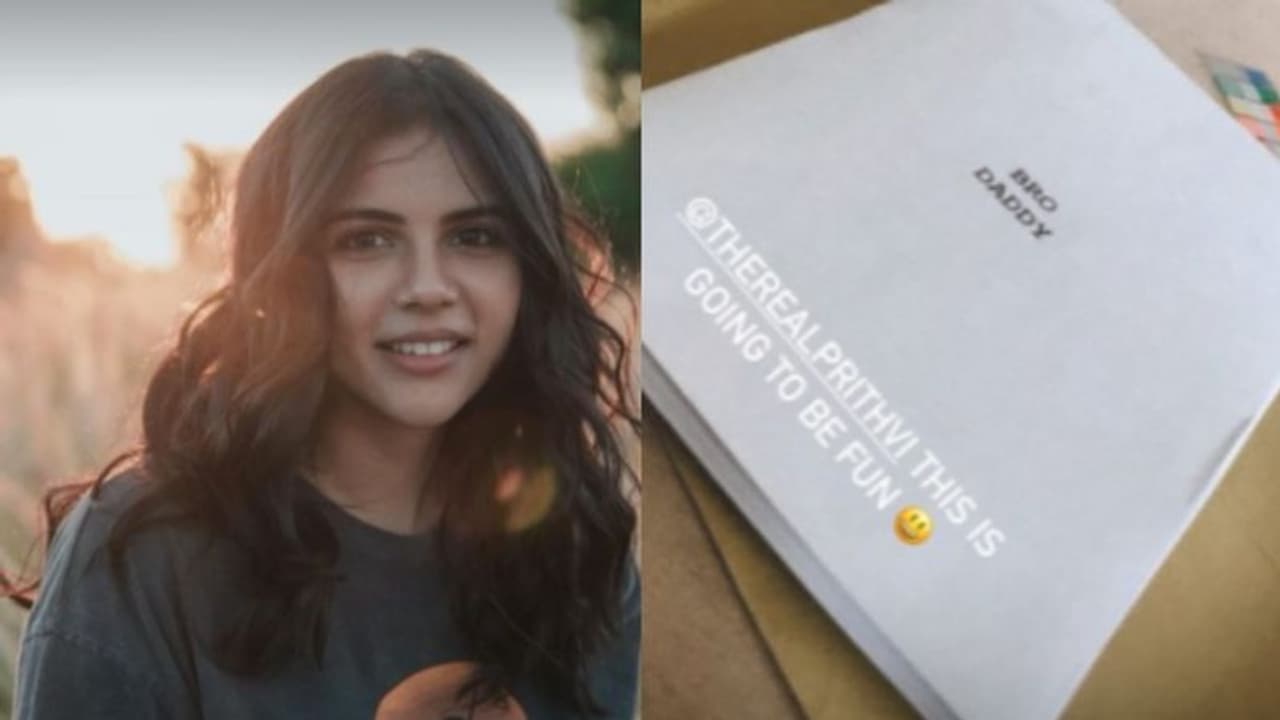 'ഇത് ഭയങ്കര കോമഡിയായിരിക്കും', ബ്രോ ഡാഡിയുടെ തിരക്കഥയുടെ ഫോട്ടോ പങ്കുവെച്ച് കല്യാണി പ്രിയദര്‍ശൻ