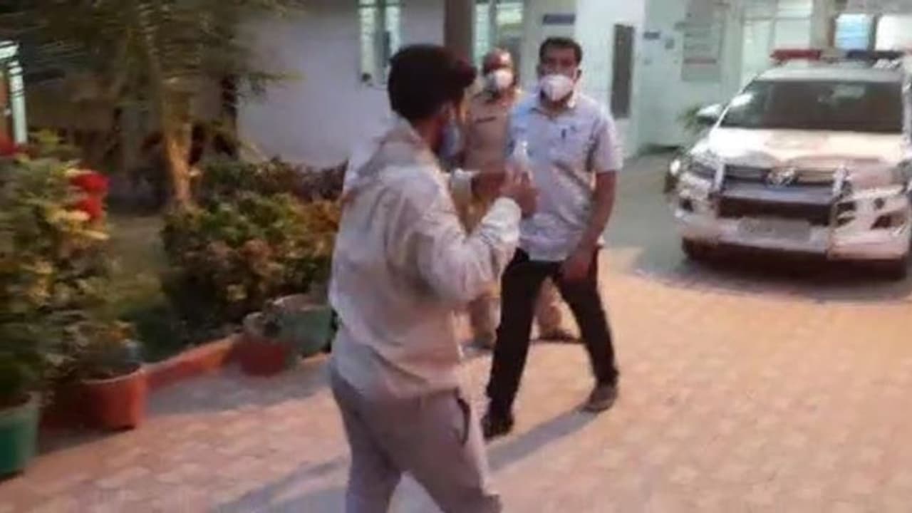 ప్రేమ పేరిట యువతిని వేధించినవాడే... పోలీస్ స్టేషన్ ఎదుట ఆత్మహత్యాయత్నం (వీడియో) ప్రేమ పేరిట యువతిని వేధించినవాడే... పోలీస్ స్టేషన్ ఎదుట ఆత్మహత్యాయత్నం (వీడియో)