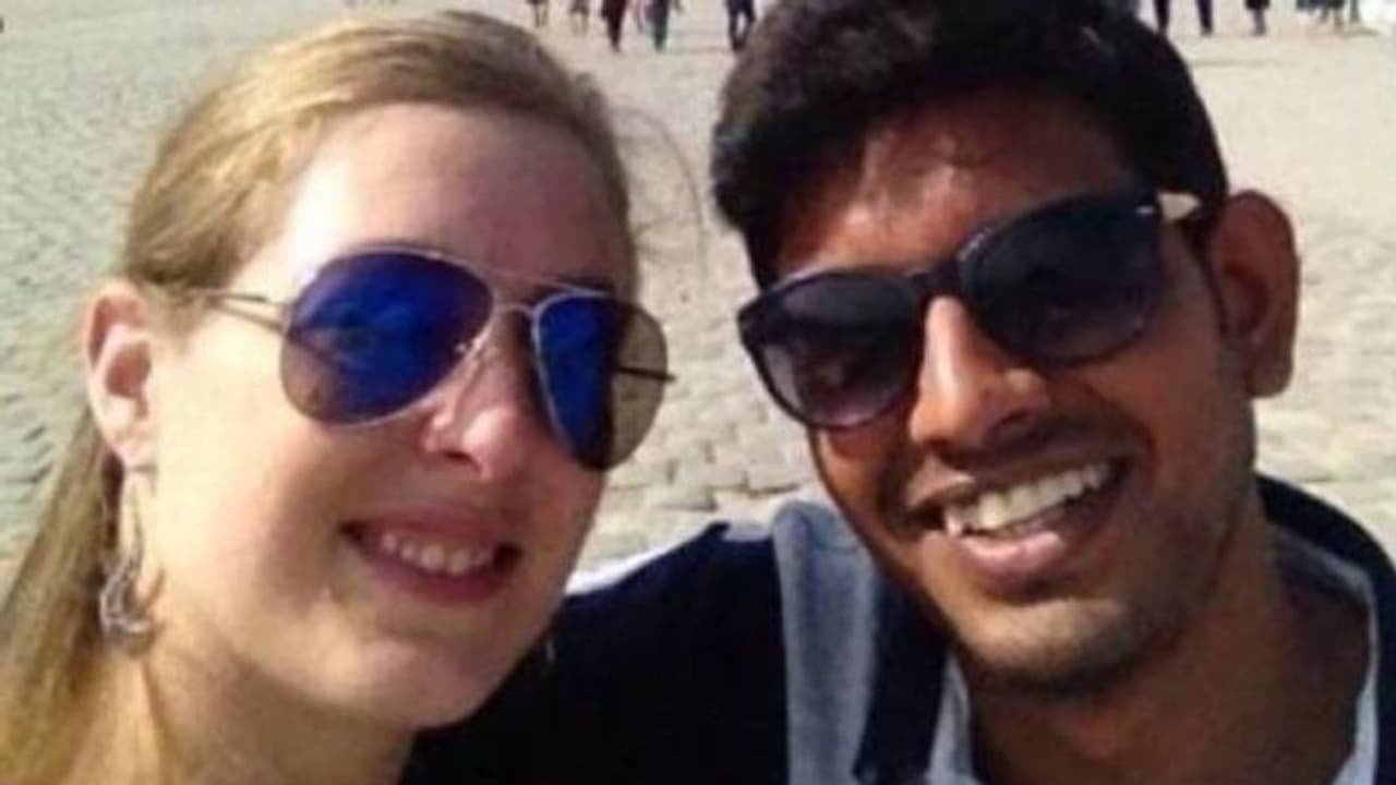 പത്താം ക്ലാസ് തോറ്റ് ഓട്ടോ ഡ്രൈവറായി, നാടുകാണാനെത്തിയ ഫ്രഞ്ച് യുവതിയുമായി പ്രണയം, ഒടുവിൽ... പത്താം ക്ലാസ് തോറ്റ് ഓട്ടോ ഡ്രൈവറായി, നാടുകാണാനെത്തിയ ഫ്രഞ്ച് യുവതിയുമായി പ്രണയം, ഒടുവിൽ...