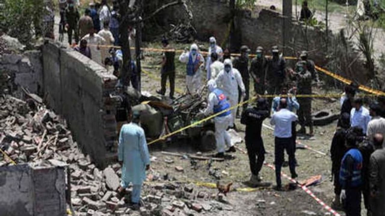 ಉಗ್ರ ಹಫೀಜ್ ಸಯೀದ್ ಮನೆ ಬಳಿ ಸ್ಫೋಟ: 2 ಸಾವು, 16 ಮಂದಿಗೆ ಗಾಯ! ಉಗ್ರ ಹಫೀಜ್ ಸಯೀದ್ ಮನೆ ಬಳಿ ಸ್ಫೋಟ: 2 ಸಾವು, 16 ಮಂದಿಗೆ ಗಾಯ!