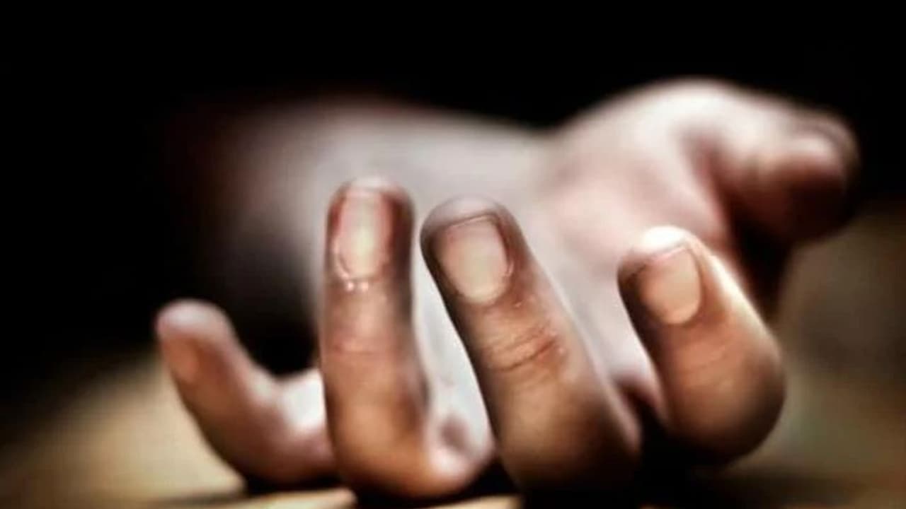 कोरोना के डर से पति पत्नी सहित घर के 4 लोगों ने आत्महत्या कर ली, सुसाइड नोट में लिखी चौंकाने वाली बात कोरोना के डर से पति पत्नी सहित घर के 4 लोगों ने आत्महत्या कर ली, सुसाइड नोट में लिखी चौंकाने वाली बात