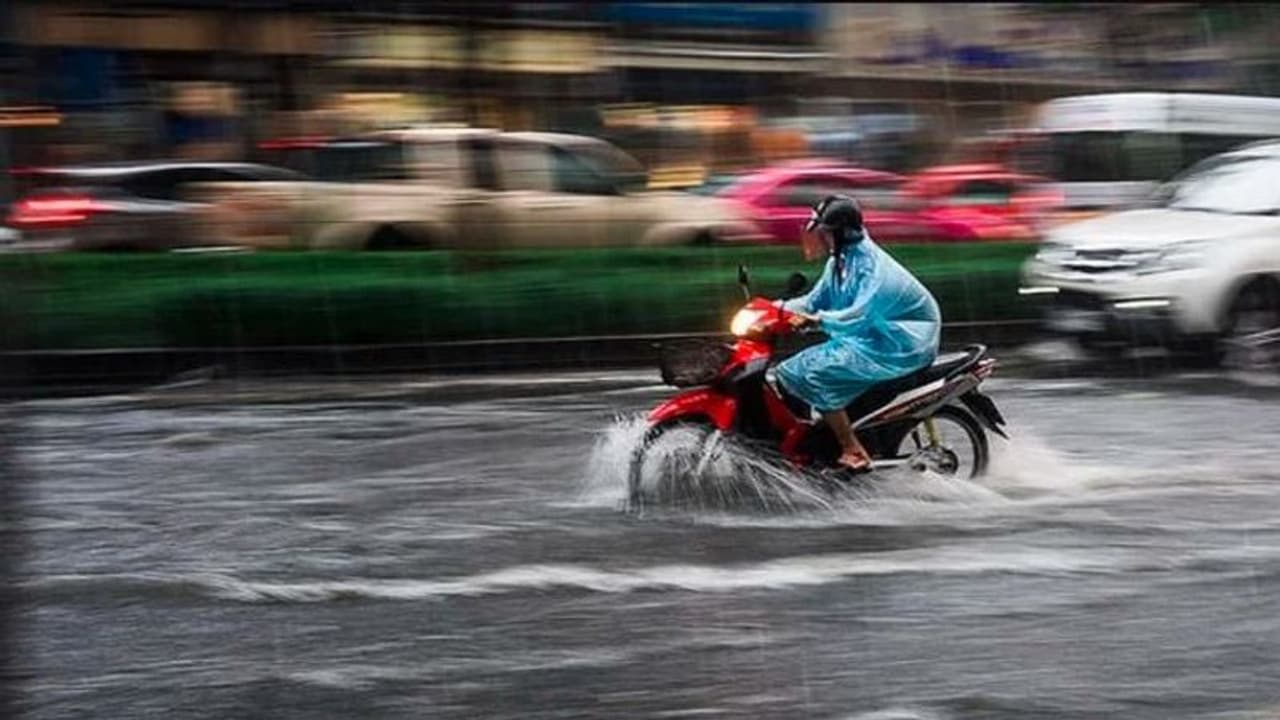 മഴക്കാലത്ത് ഇരുചക്രവാഹനങ്ങൾ ഓടിക്കുമ്പോള് ശ്രദ്ധിക്കുക.. മഴക്കാലത്ത് ഇരുചക്രവാഹനങ്ങൾ ഓടിക്കുമ്പോള് ശ്രദ്ധിക്കുക..