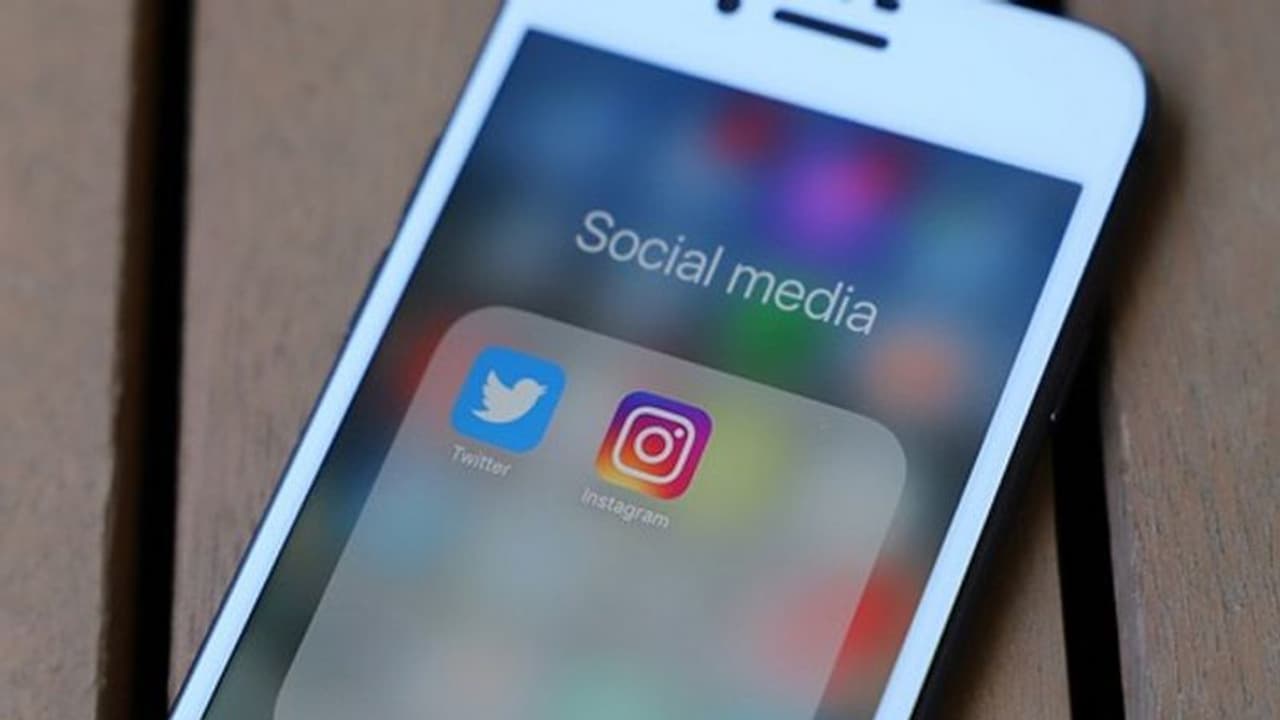 Twitter का नया फीचर: फेवरेट ट्वीट को Instagram Stories पर कर सकते हैं शेयर, जानें क्या है प्रोसेस Twitter का नया फीचर: फेवरेट ट्वीट को Instagram Stories पर कर सकते हैं शेयर, जानें क्या है प्रोसेस