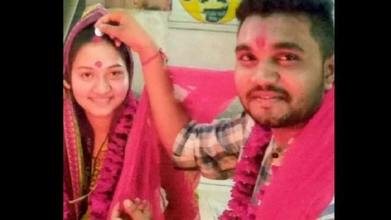 ये कौन सा लव जिहाद: मुस्लिम लड़की ने हिंदू लड़के से की शादी, कहा 'मैं अपने फैसले से खुश..लेकिन एक डर' ये कौन सा लव जिहाद: मुस्लिम लड़की ने हिंदू लड़के से की शादी, कहा 'मैं अपने फैसले से खुश..लेकिन एक डर'