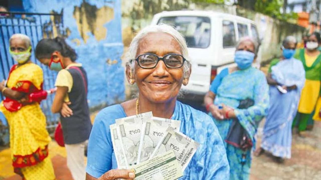 குட் நியூஸ் மக்களே... குடும்ப அட்டைதாரர்களுக்கு ரூ.5000.. விரைவில் அறிவிப்பு..?