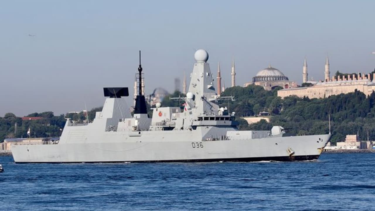 रूस की सीमा में घुसा ब्रिटेन का जहाज, रूसी जेट ने रॉयल नेवी डिस्टोयर पर बरसाए बम रूस की सीमा में घुसा ब्रिटेन का जहाज, रूसी जेट ने रॉयल नेवी डिस्टोयर पर बरसाए बम