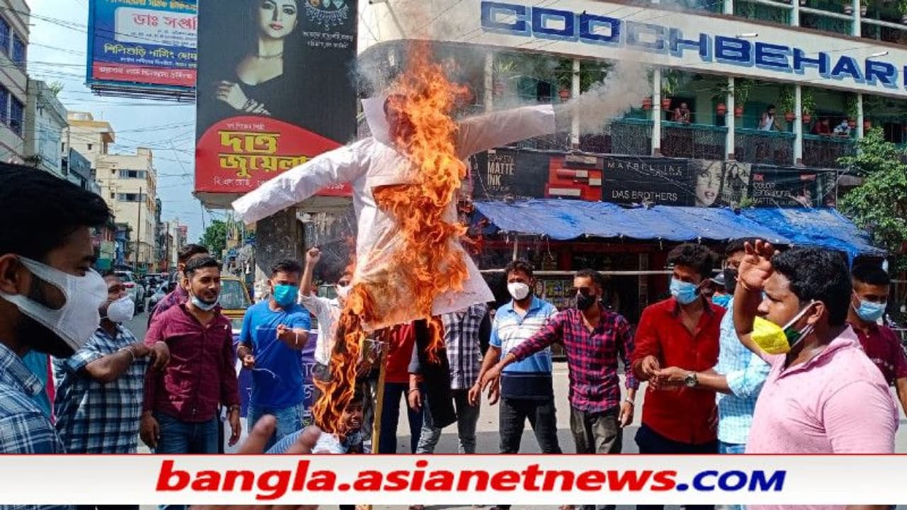 জায়গায় জায়গায় পুড়ল জন বারলা'র কুশপুতুল, 'পৃথক উত্তরবঙ্গ' নিয়ে বাড়ছে রাজনীতির আঁচ জায়গায় জায়গায় পুড়ল জন বারলা'র কুশপুতুল, 'পৃথক উত্তরবঙ্গ' নিয়ে বাড়ছে রাজনীতির আঁচ