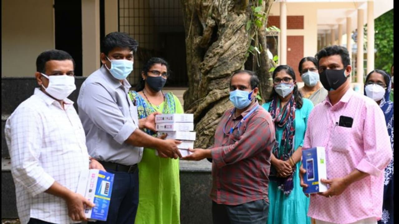 ഓൺലൈൻ ക്ലാസില് പങ്കെടുക്കാൻ ഫോണില്ല; കൈത്താങ്ങായി പൂർവ്വ വിദ്യാർത്ഥികള് ഓൺലൈൻ ക്ലാസില് പങ്കെടുക്കാൻ ഫോണില്ല; കൈത്താങ്ങായി പൂർവ്വ വിദ്യാർത്ഥികള്