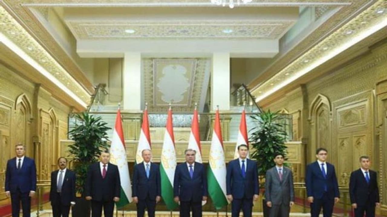 शंघाई संगठन के देशों ने आतंकवाद, चरमपंथ और अलगाववाद से मिलकर लड़ने की शपथ शंघाई संगठन के देशों ने आतंकवाद, चरमपंथ और अलगाववाद से मिलकर लड़ने की शपथ