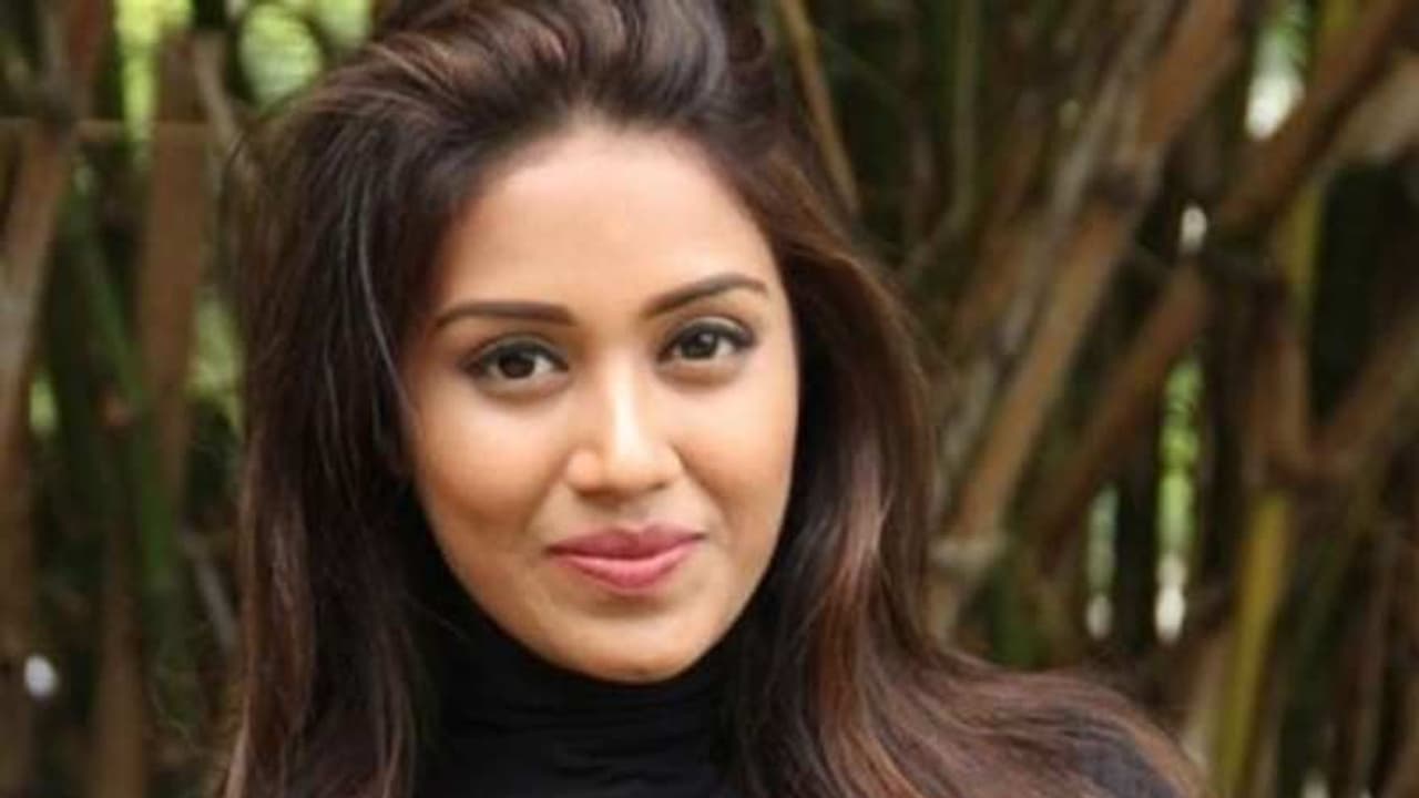 ఆహారంలో బొద్దింక, స్విగ్గీపై మండిపడ్డ నివేదా ఆహారంలో బొద్దింక, స్విగ్గీపై మండిపడ్డ నివేదా