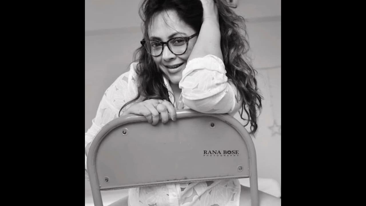 ফিনফিনে শাড়িত স্পষ্ট বক্ষের ভাঁজ, সাদা কালোতে 'মধুবালা' হলেন 'সেক্সবম্ব' শ্রীলেখা ফিনফিনে শাড়িত স্পষ্ট বক্ষের ভাঁজ, সাদা কালোতে 'মধুবালা' হলেন 'সেক্সবম্ব' শ্রীলেখা