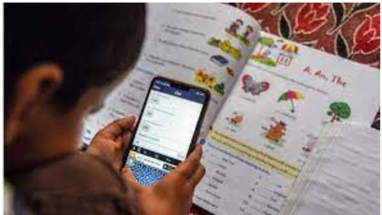 മൊബൈൽ ഫോണിന് പലിശരഹിത വായ്പ; വിദ്യാർത്ഥികൾക്കായി 'വിദ്യാ തരംഗിണി' പദ്ധതി; ഏഷ്യാനെറ്റ് ന്യൂസ് ഇംപാക്ട് മൊബൈൽ ഫോണിന് പലിശരഹിത വായ്പ; വിദ്യാർത്ഥികൾക്കായി 'വിദ്യാ തരംഗിണി' പദ്ധതി; ഏഷ്യാനെറ്റ് ന്യൂസ് ഇംപാക്ട്