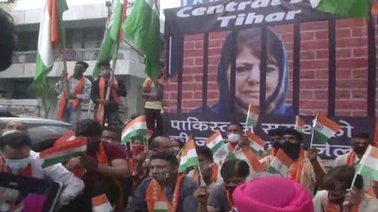 PM Modi JK leaders meet: फारूख अब्दुल्ला व उमर भी पहुंचे, जेपी नड्डा ने की कश्मीर बीजेपी नेताओं की मीटिंग PM Modi JK leaders meet: फारूख अब्दुल्ला व उमर भी पहुंचे, जेपी नड्डा ने की कश्मीर बीजेपी नेताओं की मीटिंग