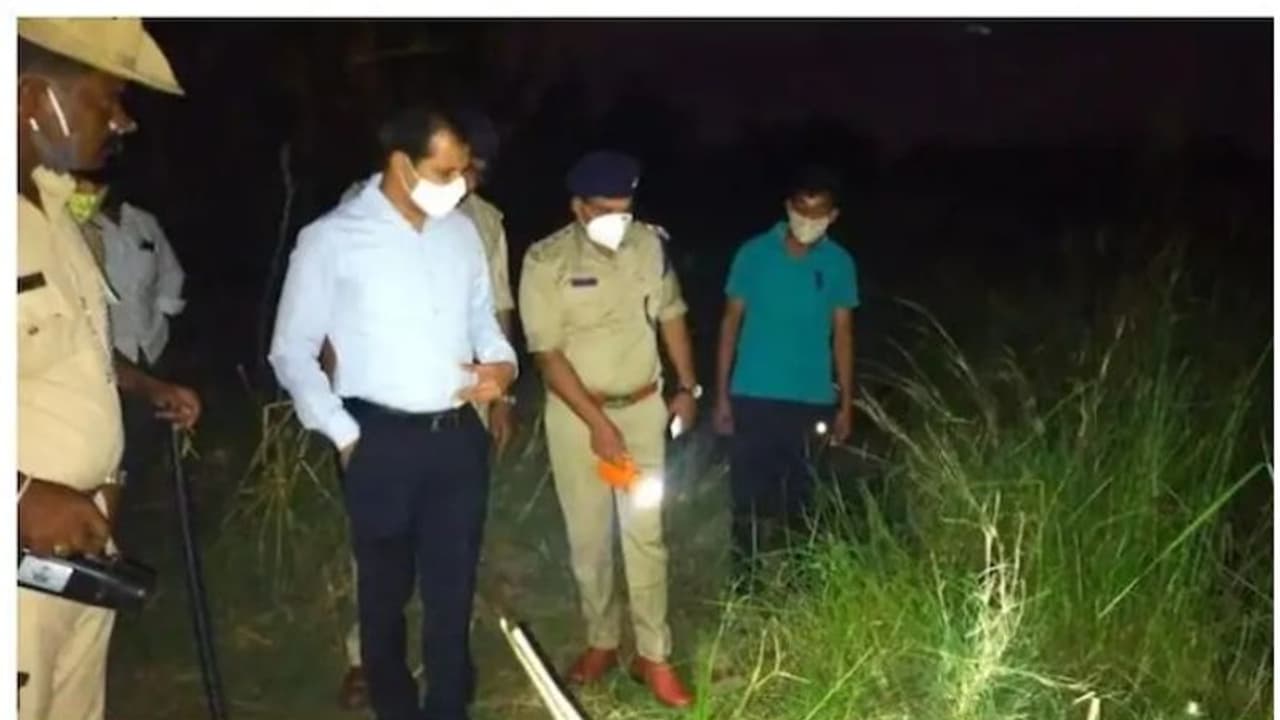 വിജയപുര ദുരഭിനമാനകൊല;നാല് പേർ അറസ്റ്റില്; പിടിയിലായവരിൽ പെൺകുട്ടിയുടെ അച്ഛനും സഹോദരനും വിജയപുര ദുരഭിനമാനകൊല;നാല് പേർ അറസ്റ്റില്; പിടിയിലായവരിൽ പെൺകുട്ടിയുടെ അച്ഛനും സഹോദരനും