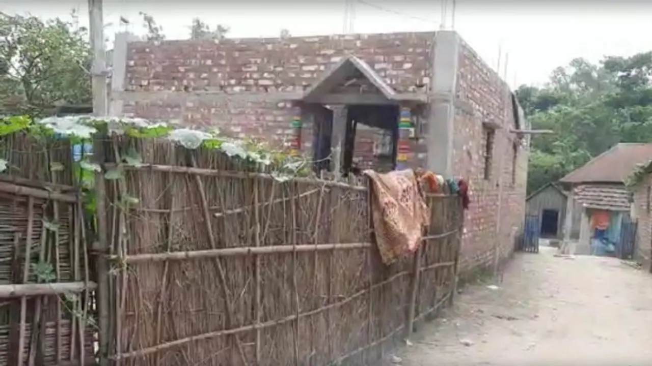 কাজ হারানো কাকার জমি বাড়ি দখল তৃণমূল নেতা 'ভাইপো'র, পারিবারিক বিবাদেও রাজনীতির রঙ কাজ হারানো কাকার জমি বাড়ি দখল তৃণমূল নেতা 'ভাইপো'র, পারিবারিক বিবাদেও রাজনীতির রঙ