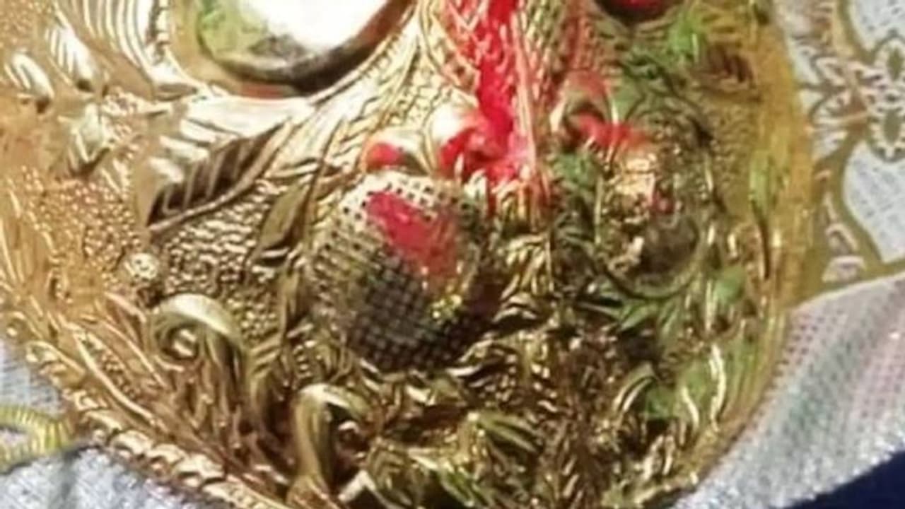 അഞ്ച് ലക്ഷത്തിന്റെ സ്വർണമാസ്കുമായി ബപ്പി ലാഹിരി, പേര് ‘ശിവ ശരൺ മാസ്ക്' അഞ്ച് ലക്ഷത്തിന്റെ സ്വർണമാസ്കുമായി ബപ്പി ലാഹിരി, പേര് ‘ശിവ ശരൺ മാസ്ക്'