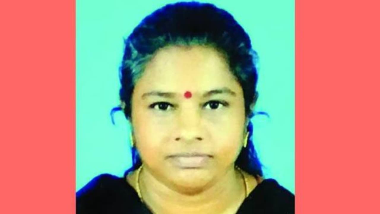 കൊവിഡ് ബാധിച്ച് വീട്ടമ്മ മരിച്ചു; ജീവതം വഴിമുട്ടി രോഗിയായ ഭര്ത്താവും മൂന്ന് മക്കളും കൊവിഡ് ബാധിച്ച് വീട്ടമ്മ മരിച്ചു; ജീവതം വഴിമുട്ടി രോഗിയായ ഭര്ത്താവും മൂന്ന് മക്കളും