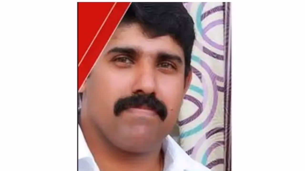 മാസ്ക്കില്ലാത്തത് ചോദ്യംചെയ്തതിന് ക്രൂരത; തലക്ക് കല്ലുകൊണ്ട് അടിയേറ്റ പൊലീസുകാരൻ 23ാം ദിനം ആശുപത്രി വിട്ടു മാസ്ക്കില്ലാത്തത് ചോദ്യംചെയ്തതിന് ക്രൂരത; തലക്ക് കല്ലുകൊണ്ട് അടിയേറ്റ പൊലീസുകാരൻ 23ാം ദിനം ആശുപത്രി വിട്ടു