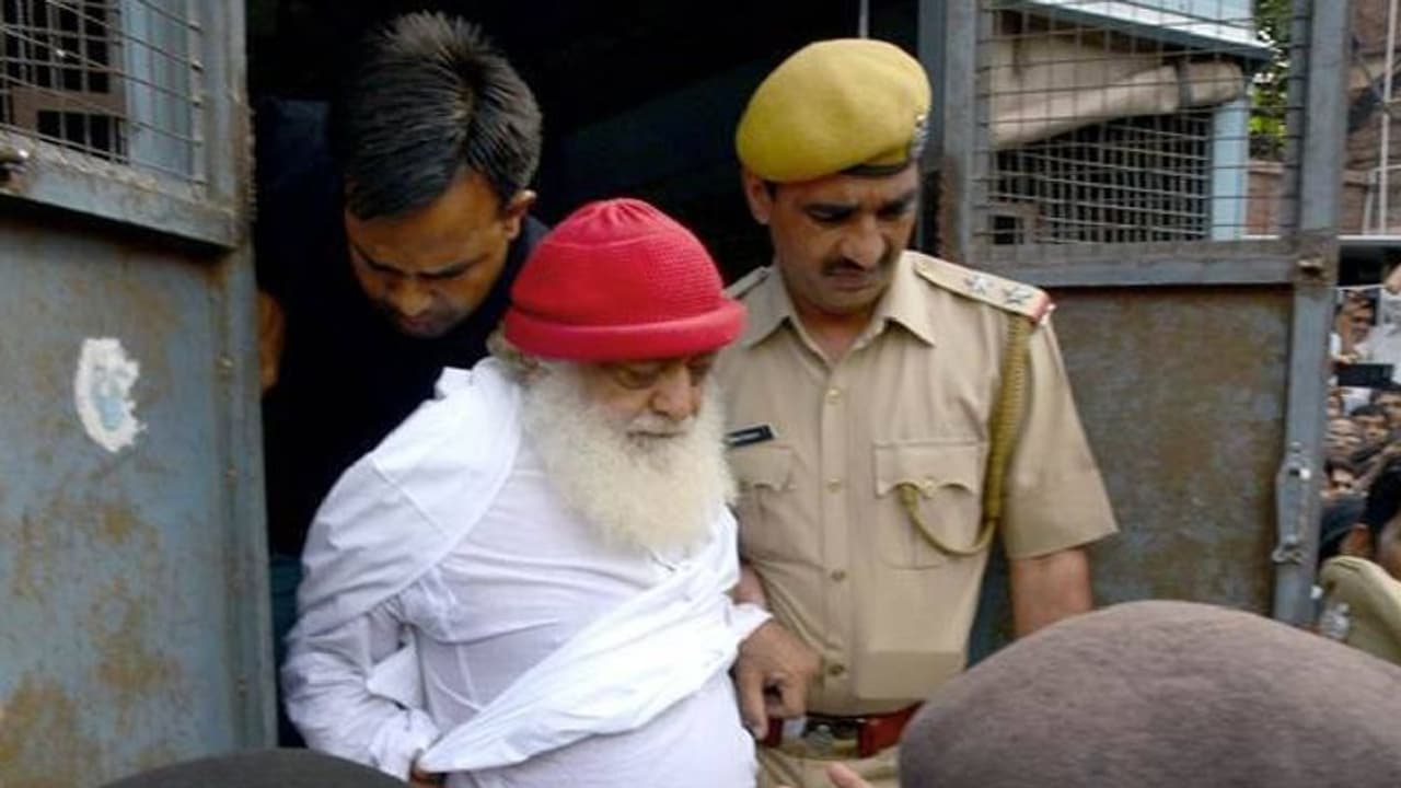 एक सप्ताह इलाज के बाद आसाराम फिर पहुंचा जेल, समर्थकों ने किया जमकर हंगामा..पुलिस ने भांजी लाठियां