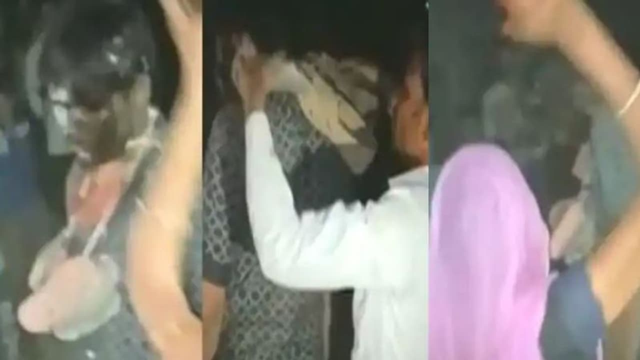 'ചെരുപ്പ് മാല, കരിഓയില്, മൂത്രം കൊണ്ട് അഭിഷേകം'; സ്ത്രീകളെ ശല്യം ചെയ്ത യുവാവിന് നാട്ടുകാരുടെ 'ശിക്ഷ' 'ചെരുപ്പ് മാല, കരിഓയില്, മൂത്രം കൊണ്ട് അഭിഷേകം'; സ്ത്രീകളെ ശല്യം ചെയ്ത യുവാവിന് നാട്ടുകാരുടെ 'ശിക്ഷ'