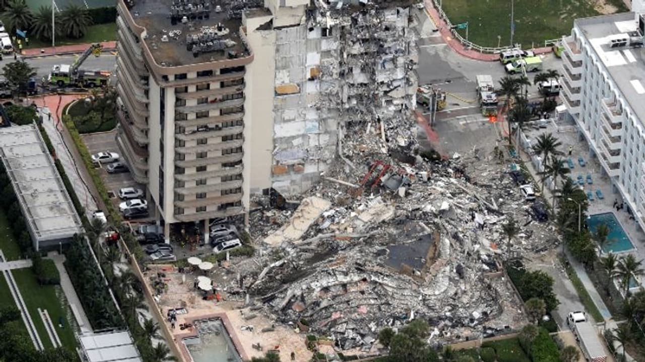 ఫ్లోరిడాలో కుప్పకూలిన భవనం: నలుగురి మృతి, 159 మంది గల్లంతు ఫ్లోరిడాలో కుప్పకూలిన భవనం: నలుగురి మృతి, 159 మంది గల్లంతు