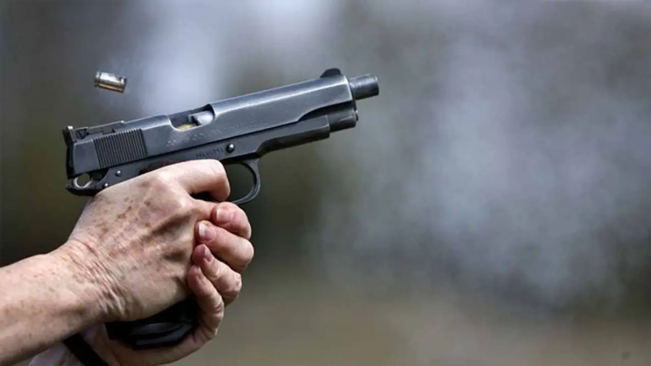 ऑनर किलिंग: लवमैरिज के सालभर बाद 6 7 लोगों ने घर में घुसकर कपल को मारी गोलियां, पति की मौत, पत्नी घायल ऑनर किलिंग: लवमैरिज के सालभर बाद 6 7 लोगों ने घर में घुसकर कपल को मारी गोलियां, पति की मौत, पत्नी घायल