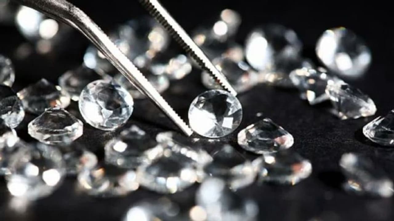 ಗುಜರಾತ್ ವಜ್ರ ವ್ಯಾಪಾರಿ ಮೇಲೆ ಐಟಿ ದಾಳಿ: 518 ಕೋಟಿ ರೂ. ಅಕ್ರಮ ಪತ್ತೆ! ಗುಜರಾತ್ ವಜ್ರ ವ್ಯಾಪಾರಿ ಮೇಲೆ ಐಟಿ ದಾಳಿ: 518 ಕೋಟಿ ರೂ. ಅಕ್ರಮ ಪತ್ತೆ!