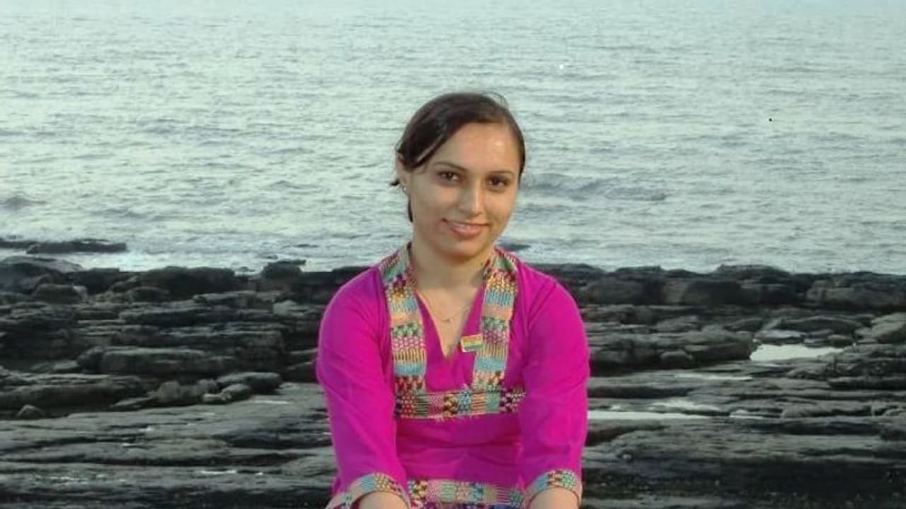 കൊടും പീഡനങ്ങളുടെ 15 ാം നാള് ഭര്ത്താവുപേക്ഷിച്ചു; തളരാതെ പൊരുതിയ അവളിപ്പോള് ഐ എ എസുകാരി! കൊടും പീഡനങ്ങളുടെ 15 ാം നാള് ഭര്ത്താവുപേക്ഷിച്ചു; തളരാതെ പൊരുതിയ അവളിപ്പോള് ഐ എ എസുകാരി!