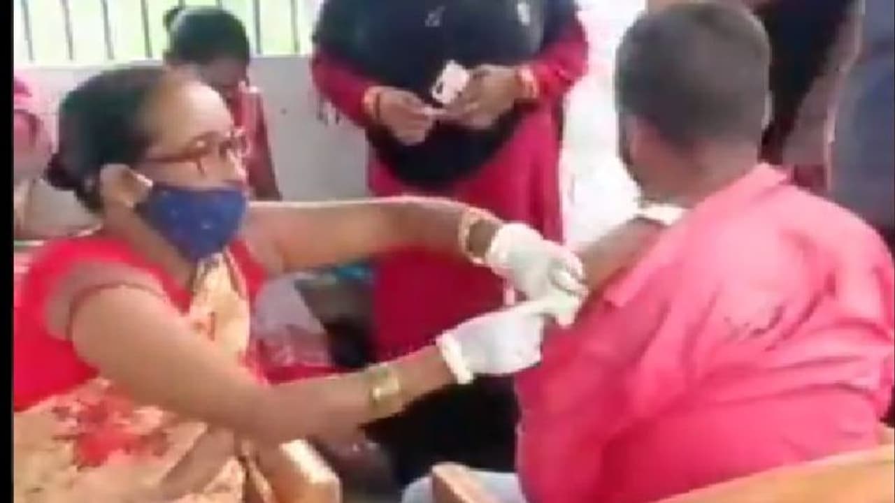খালি সিরিঞ্জ দিয়েই করোনা টিকা দিলেন নার্স, চরম গাফিলতির সেই ভিডিও দেখুন খালি সিরিঞ্জ দিয়েই করোনা টিকা দিলেন নার্স, চরম গাফিলতির সেই ভিডিও দেখুন