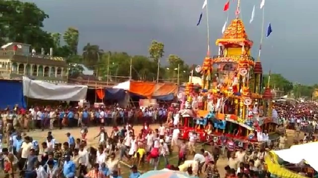 প্রভু জগন্নাথকে বাড়ি পাঠাতে লুঠ করা হত তাঁর খাবার অজানা গল্পে মোড়া গুপ্তিপাড়ার রথযাত্রা প্রভু জগন্নাথকে বাড়ি পাঠাতে লুঠ করা হত তাঁর খাবার অজানা গল্পে মোড়া গুপ্তিপাড়ার রথযাত্রা