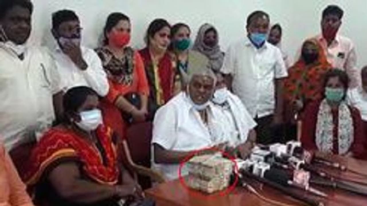 ಜೆಡಿಎಸ್ ಸದಸ್ಯರಿಗೆ ಬಿಜೆಪಿ ಹಣದ ಆಮೀಷ: ಹಣದ ಬಂಡಲ್ ಜತೆ ರೇವಣ್ಣ ಸುದ್ದಿಗೋಷ್ಠಿ ಜೆಡಿಎಸ್ ಸದಸ್ಯರಿಗೆ ಬಿಜೆಪಿ ಹಣದ ಆಮೀಷ: ಹಣದ ಬಂಡಲ್ ಜತೆ ರೇವಣ್ಣ ಸುದ್ದಿಗೋಷ್ಠಿ