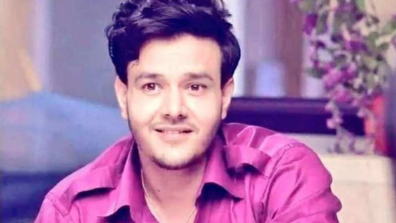 55 दिनों तक कोरोना से लड़ने के बाद TV एक्टर अनिरुद्ध दवे को मिली अस्पताल से छुट्टी, इन्हें कहा थैंक्स 55 दिनों तक कोरोना से लड़ने के बाद TV एक्टर अनिरुद्ध दवे को मिली अस्पताल से छुट्टी, इन्हें कहा थैंक्स