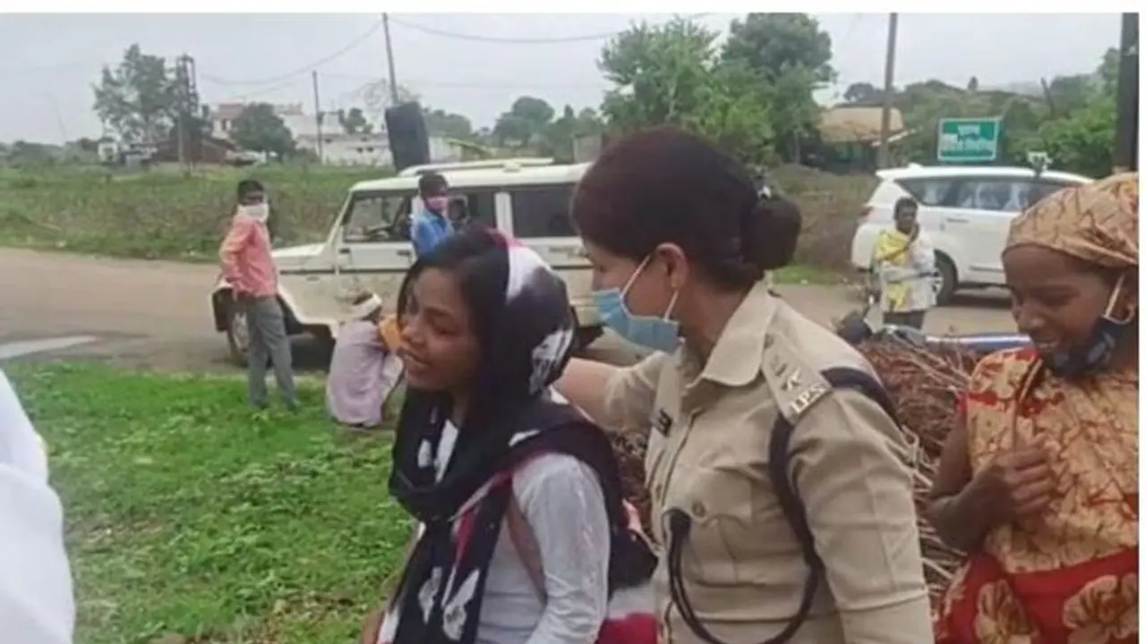 वैक्सीन लगवाने को तैयार नहीं थी लड़की, युवती के सिर पर एसपी ने रखा हाथ और दूर कर दिया उसका डर वैक्सीन लगवाने को तैयार नहीं थी लड़की, युवती के सिर पर एसपी ने रखा हाथ और दूर कर दिया उसका डर