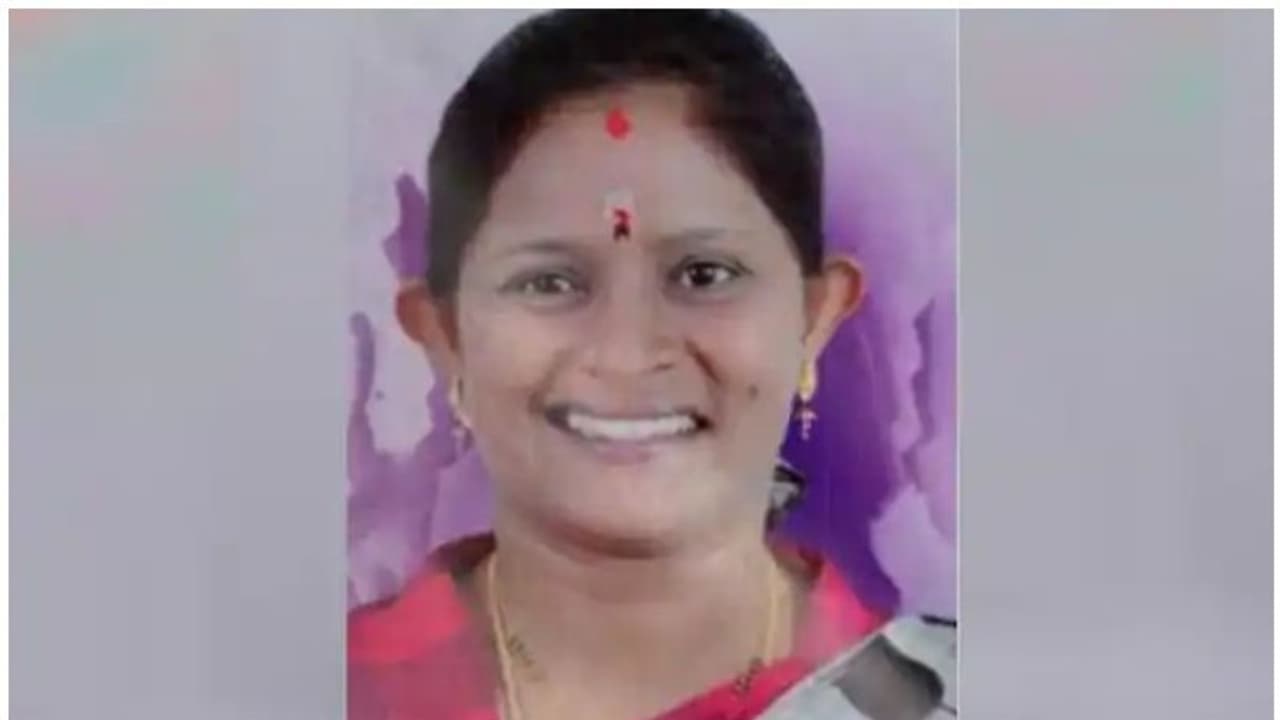 ബെംഗളുരുവിൽ പട്ടാപകൽ മുൻ വനിതാ വാർഡ് മെമ്പറെ വെട്ടിക്കൊന്ന സംഭവം; പ്രതികൾ പിടിയിൽ ബെംഗളുരുവിൽ പട്ടാപകൽ മുൻ വനിതാ വാർഡ് മെമ്പറെ വെട്ടിക്കൊന്ന സംഭവം; പ്രതികൾ പിടിയിൽ