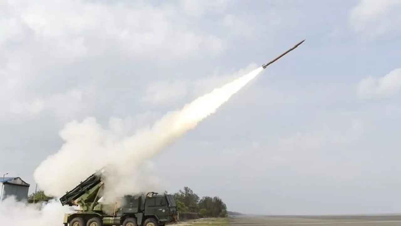 চিন্তায় চিন পাকিস্তান, আকাশের বুক চিরে পিনাকা রকেটের সফল উৎক্ষেপণ ভারতের