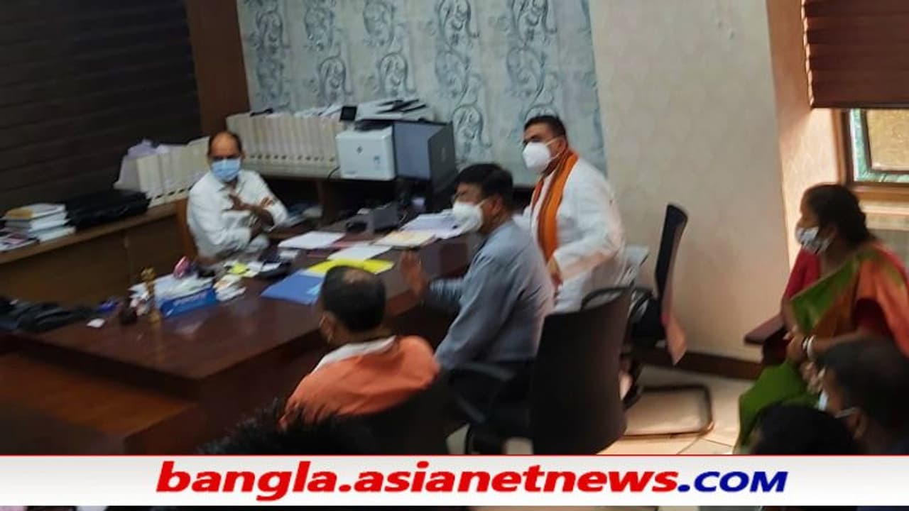 'কিছু হলে বলত মোদীর টিকার দোষ' স্বাস্থ্যভবনে হানা শুভেন্দুর, ষড়যন্ত্র দেখছে বিজেপি 'কিছু হলে বলত মোদীর টিকার দোষ' স্বাস্থ্যভবনে হানা শুভেন্দুর, ষড়যন্ত্র দেখছে বিজেপি