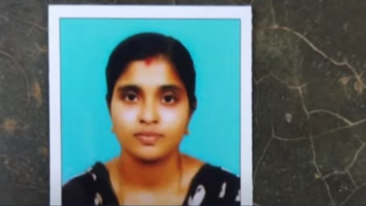 നേഴ്സായ യുവതിയെ തൂങ്ങിമരിച്ച നിലയിൽ കണ്ടെത്തി നേഴ്സായ യുവതിയെ തൂങ്ങിമരിച്ച നിലയിൽ കണ്ടെത്തി