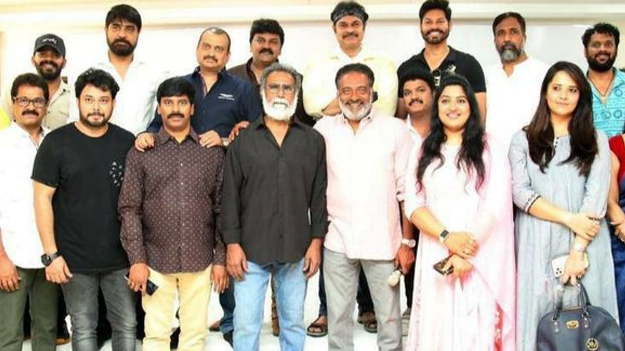 ప్రకాశ్ రాజ్ భేటీలో కోవిడ్ నిబంధనలు బేఖాతరు... ఏకిపారేస్తున్న నెటిజెన్స్! ప్రకాశ్ రాజ్ భేటీలో కోవిడ్ నిబంధనలు బేఖాతరు... ఏకిపారేస్తున్న నెటిజెన్స్!