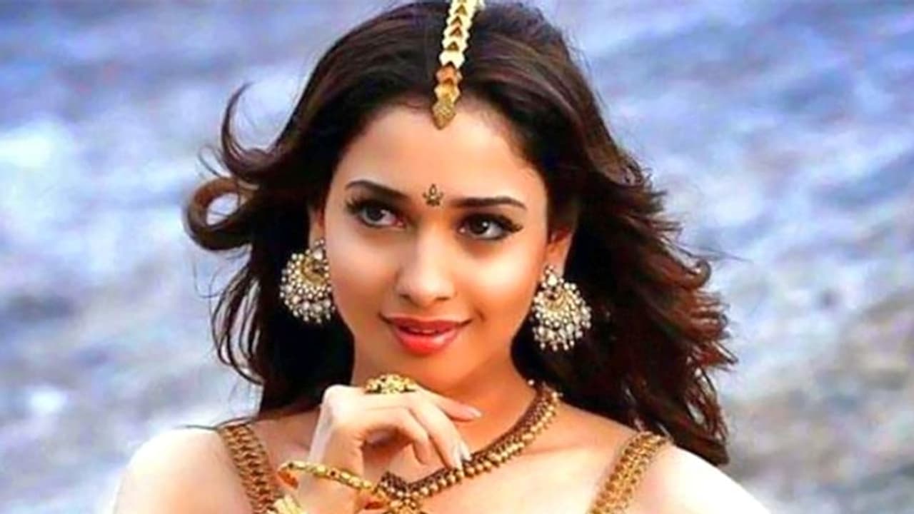 'बाहुबली' की एक्ट्रेस होस्ट करेगी मास्टर शेफ इंडिया की तरह कुकिंग शो, दिखाई सेट से पहली झलक 'बाहुबली' की एक्ट्रेस होस्ट करेगी मास्टर शेफ इंडिया की तरह कुकिंग शो, दिखाई सेट से पहली झलक