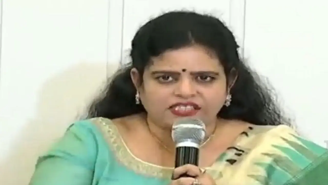 Karate Kalyani: చిక్కుల్లో కరాటే కళ్యాణి, కేసు నమోదు.. సాక్ష్యాలు మార్చేసిందా ? Karate Kalyani: చిక్కుల్లో కరాటే కళ్యాణి, కేసు నమోదు.. సాక్ష్యాలు మార్చేసిందా ?