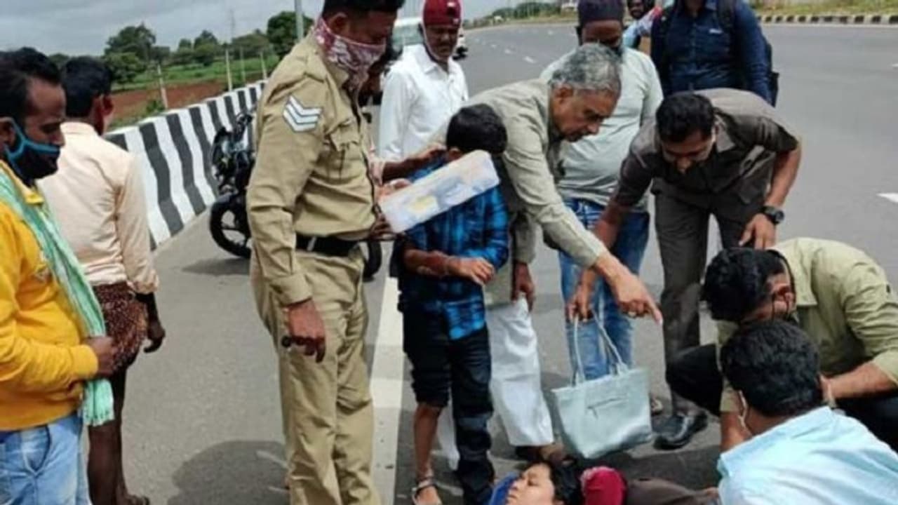 ಅಪಘಾತದಲ್ಲಿ ಗಾಯಗೊಂಡವರನ್ನು ಉಪಚರಿಸಿ ಮಾನವೀಯತೆ ಮೆರೆದ ಹೊರಟ್ಟಿ