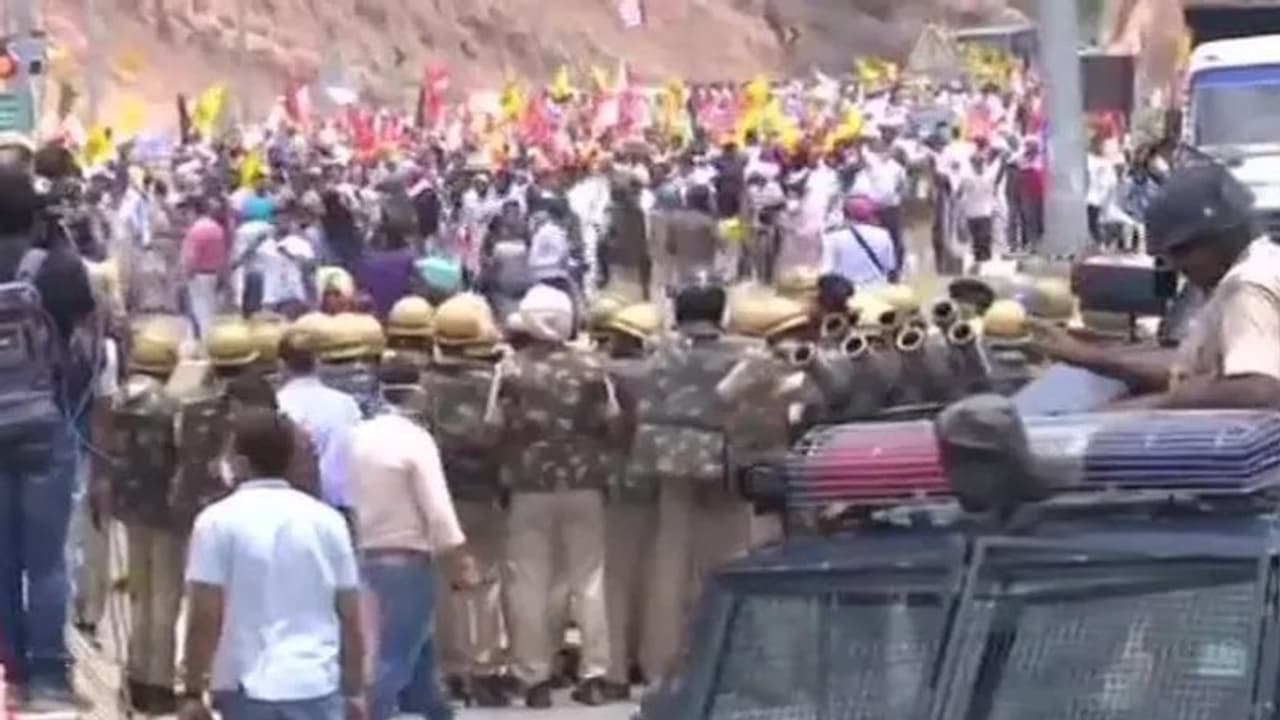 രാജ്ഭവൻ മാർച്ച് നടത്തി കർഷകർ, പലയിടങ്ങളിലും സംഘർഷം,കർഷകനേതാക്കൾ കസ്റ്റഡിയിൽ