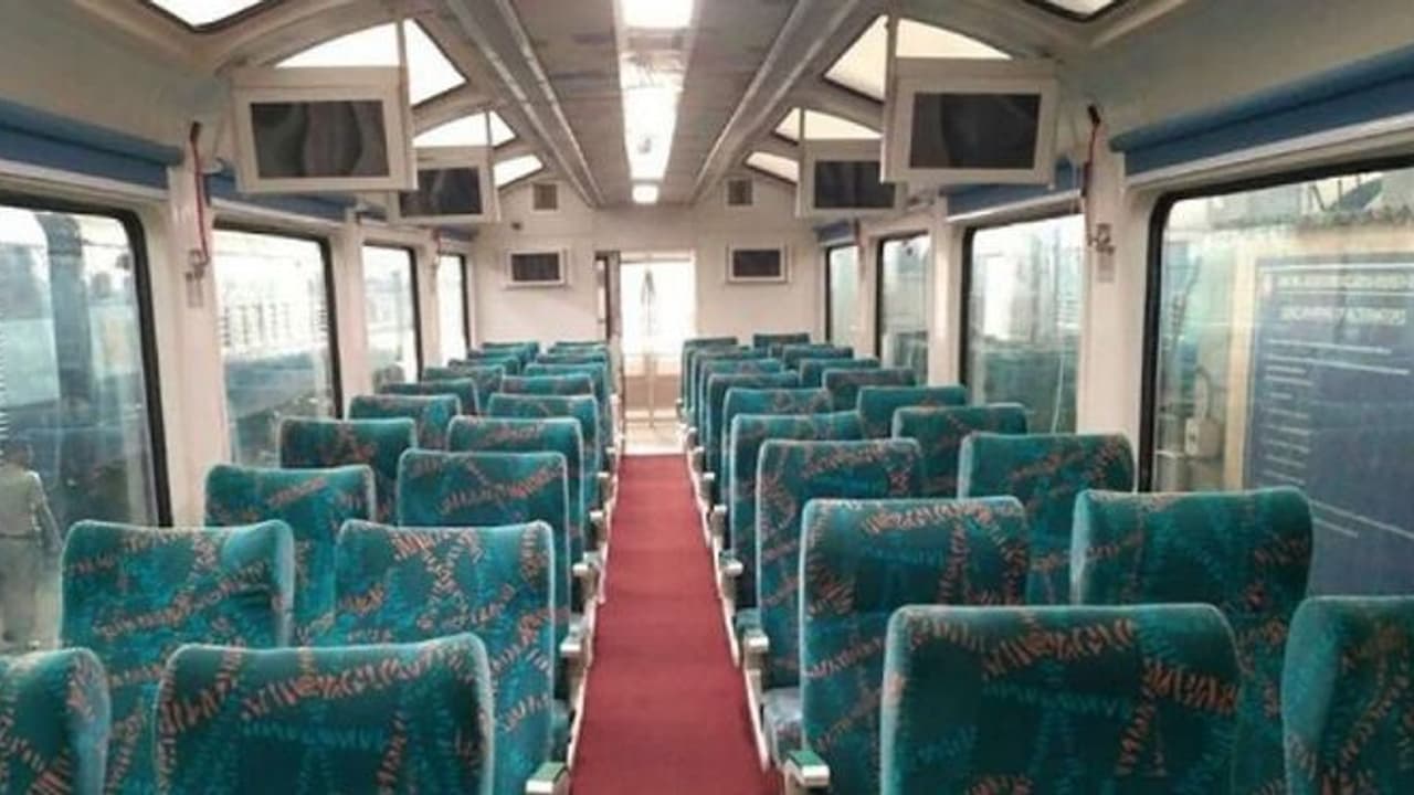 இது ரயில் இல்ல, சொர்க்கம். உள்ளே இருந்தபடி நீர் வீழ்ச்சி, நதி, மலை, ஆறு, எல்லாம் ரசிக்கலாம். இப்போ மும்பையில் இது ரயில் இல்ல, சொர்க்கம். உள்ளே இருந்தபடி நீர் வீழ்ச்சி, நதி, மலை, ஆறு, எல்லாம் ரசிக்கலாம். இப்போ மும்பையில்