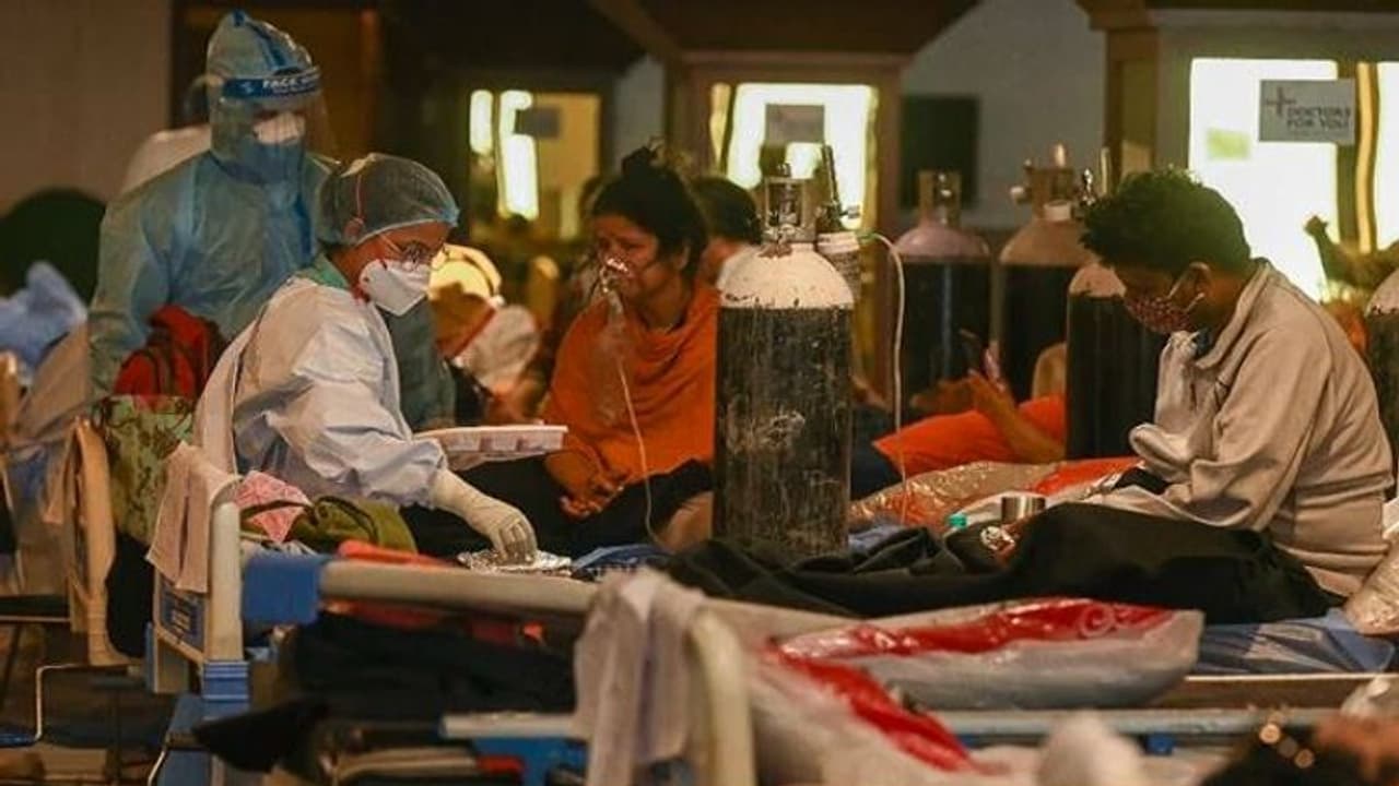 প্রায় আড়াই মাস পর দেশে হাজারের নিচে নামল করোনার দৈনিক মৃত্যু, আক্রান্তের সংখ্যাও নিম্নমুখী প্রায় আড়াই মাস পর দেশে হাজারের নিচে নামল করোনার দৈনিক মৃত্যু, আক্রান্তের সংখ্যাও নিম্নমুখী