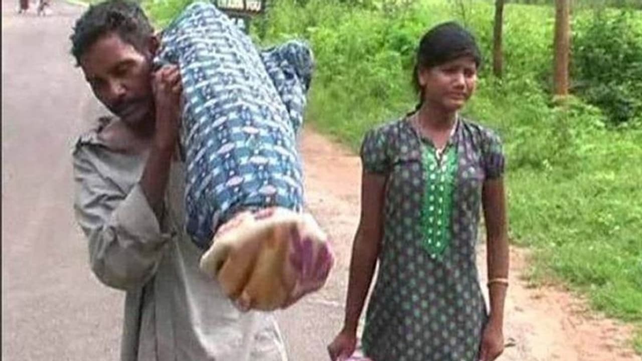 पत्नी के शव को कंधे पर टांगे 10 किलोमीटर तक चलने वाले दाना मांझी की बेटी ने रोशन किया पिता का नाम पत्नी के शव को कंधे पर टांगे 10 किलोमीटर तक चलने वाले दाना मांझी की बेटी ने रोशन किया पिता का नाम