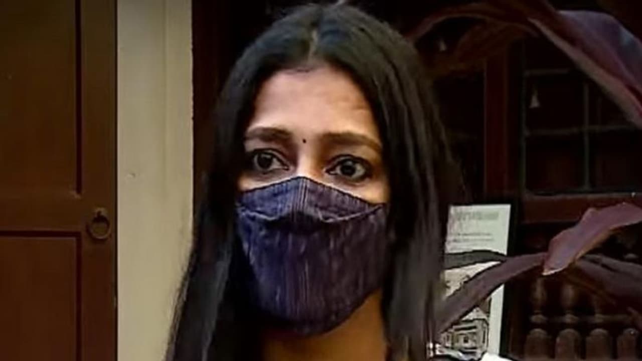 पुलिस ने कहा गांजा रखने के आरोप में गिरफ्तार महिला को फंसाया गया था पुलिस ने कहा गांजा रखने के आरोप में गिरफ्तार महिला को फंसाया गया था