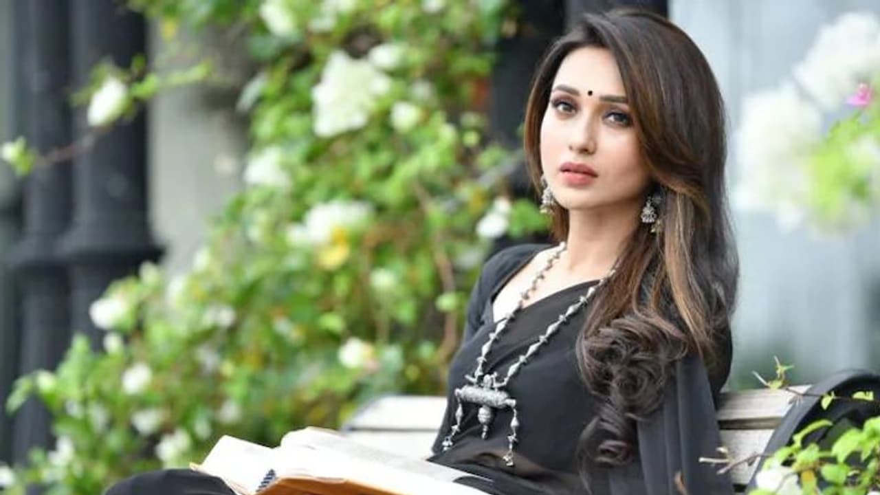 హీరోయిన్ ని బురిడీ కొట్టించి నకిలీ కరోనా టీకా ఇచ్చిన కేటుగాడు... ఆమెకు అస్వస్థత!