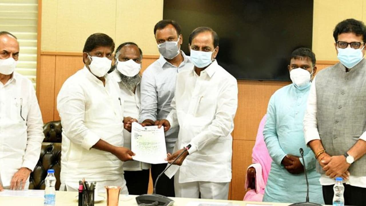 తెలంగాణ కాంగ్రెసులో చిచ్చు పెట్టిన కేసీఆర్ తో ఎమ్మెల్యేల భేటీ