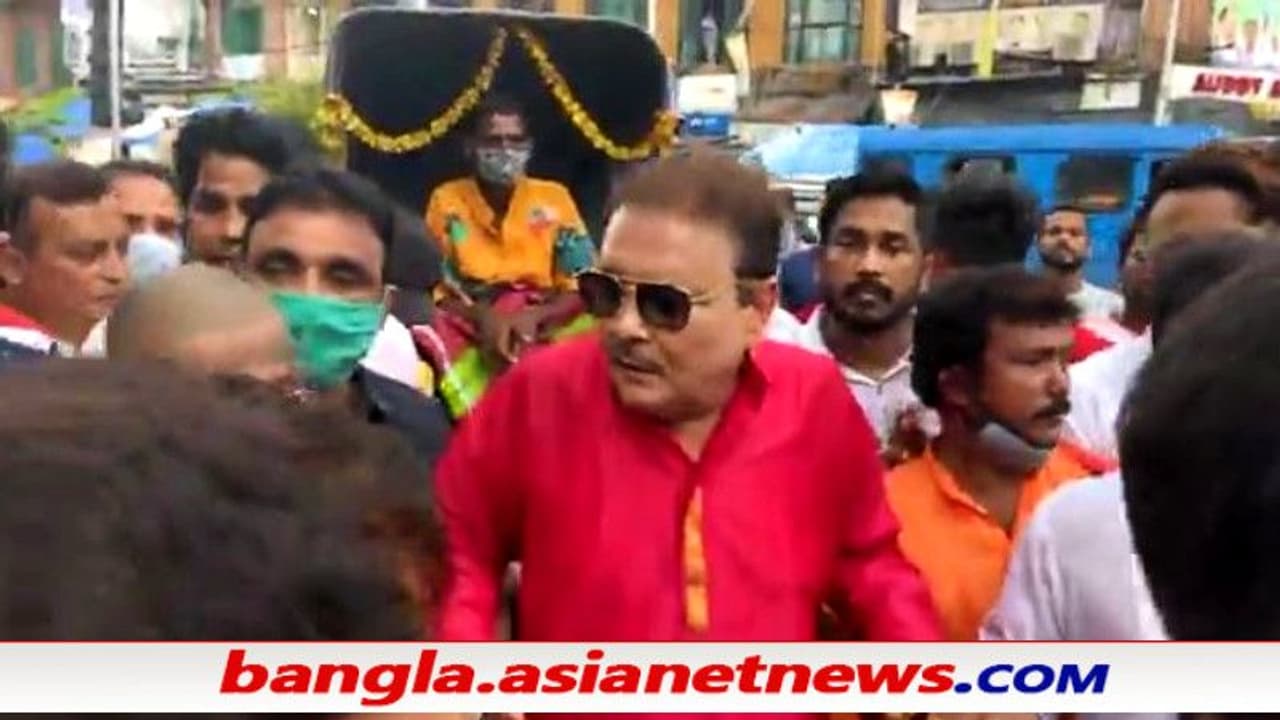 রিকশা টানলেন মদন মিত্র, রিকশাচালকের পা দিলেন গঙ্গাজলে ধুয়ে ব্যাপারটা কী, দেখুন রিকশা টানলেন মদন মিত্র, রিকশাচালকের পা দিলেন গঙ্গাজলে ধুয়ে ব্যাপারটা কী, দেখুন